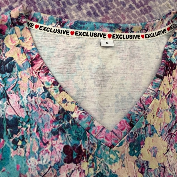 Women's Floral V neck Long Sleeve Tee - Picture 6 of 7